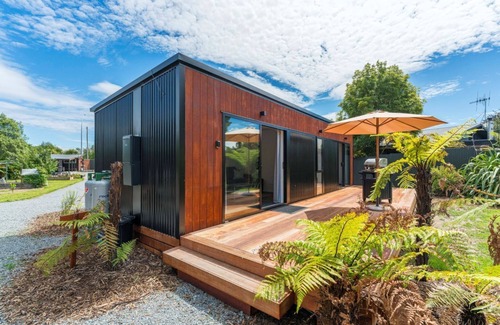 Waitahanui House | Streamside Fern Cabin