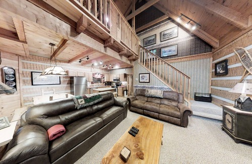 Gatlinburg - Pigeon Forge Cabin | Streamsong: Free Attraction Tickets, Hot Tub, Pool Table & Secluded Creek Views
