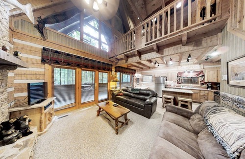 Gatlinburg - Pigeon Forge Cabin | Streamsong: Free Attraction Tickets, Hot Tub, Pool Table & Secluded Creek Views