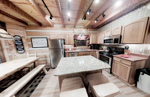Gatlinburg - Pigeon Forge Cabin | Streamsong: Free Attraction Tickets, Hot Tub, Pool Table & Secluded Creek Views