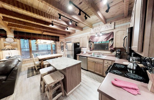 Gatlinburg - Pigeon Forge Cabin | Streamsong Secluded Creek View Cabin with Hot Tub and Pool Table