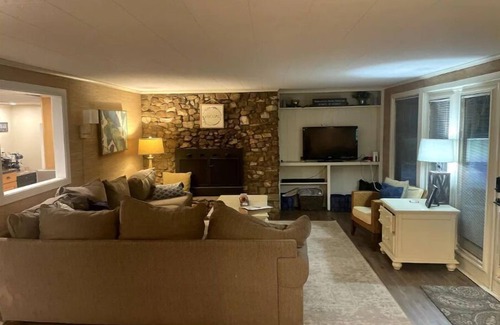 Statesville Apartment | Streamview Retreat near I-77/40