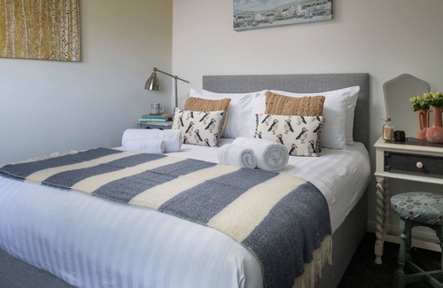 Llanfaelog House | Stretton House ~ Views of Snowdonia ~ Close to Rhosneigr Beach