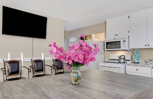 Chinatown House | Strip-side Villa: 5BR3BA, Pool, Mini Golf, Karaoke