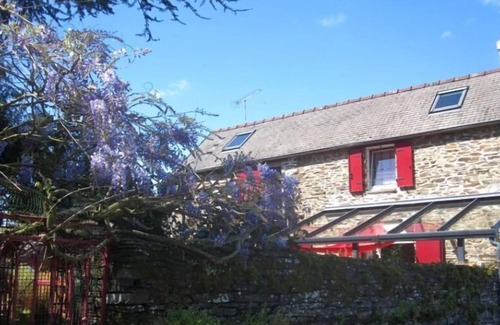 Gouezec Apartment | Stroll along the Nantes Brest Canal