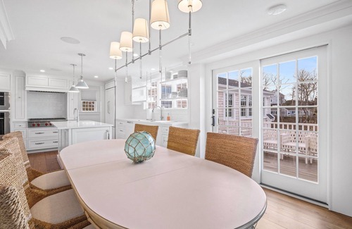 Chatham House | Stroll to Chatham's Popular Shops & Dining/Or Walk to Andrew Hardings Beach from This NEW Impeccable Compound