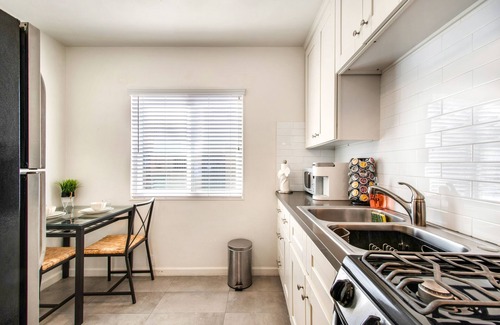 Belmont Shore Apartment | Stroll to the Beach from your 2nd Street Studio