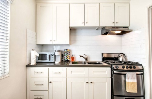 Belmont Shore Apartment | Stroll to the Beach from your 2nd Street Studio