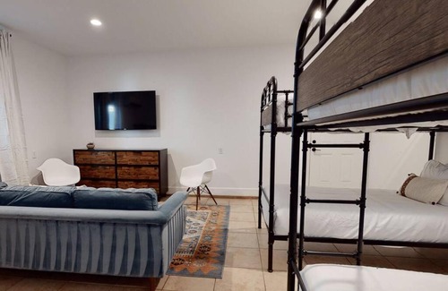 Indio House | Strut Oasis 71 - Redesigned 1-Acre Estate, Volleyball, Putting Green, Fire Pit, Billiards!