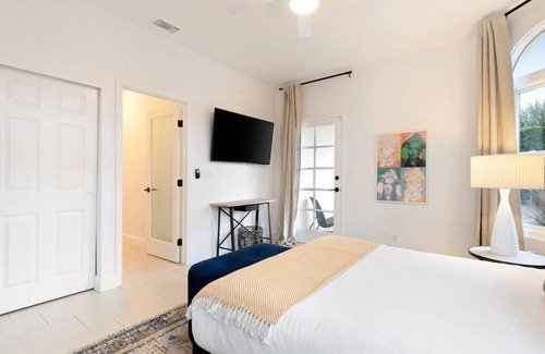 Indio House | Strut Oasis 71 - Redesigned 1-Acre Estate, Volleyball, Putting Green, Fire Pit, Billiards!