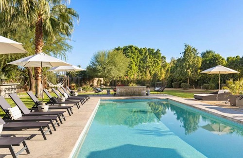 Indio House | Strut Oasis 71 - Redesigned 1-Acre Estate, Volleyball, Putting Green, Fire Pit, Billiards!