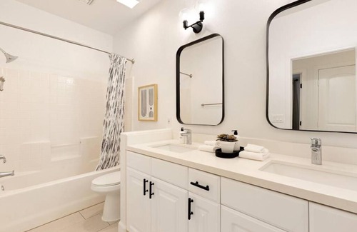Indio House | Strut Oasis 71 - Redesigned 1-Acre Estate, Volleyball, Putting Green, Fire Pit, Billiards!
