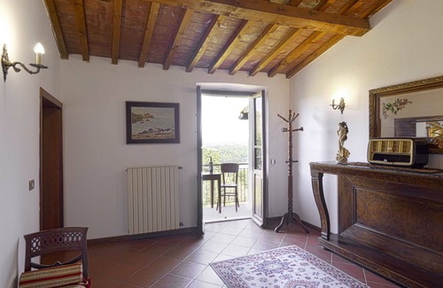 Ponte Buriano House | Stunning private villa for 4 guests with TV, terrace and pets allowed