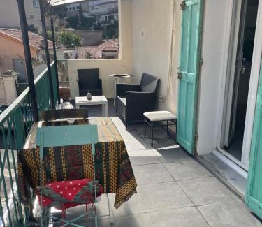 Saint-Lambert Apartment | Stud terras Ville Corniche 2 pers stat gratuit rue Modif suivt possib et accord exclusif