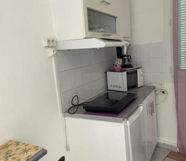 Saint-Lambert Apartment | Stud terras Ville Corniche 2 pers stat gratuit rue Modif suivt possib et accord exclusif