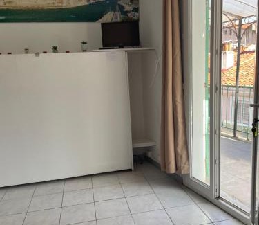 Saint-Lambert Apartment | Stud terras Ville Corniche 2 pers stat gratuit rue Modif suivt possib et accord exclusif