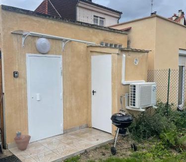 Epinay-sur-Seine House | Studette indépendante tout confort sur jardin