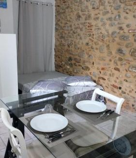 Le Boulou Apartment | Studio à Le Boulou centre ville- pour 2 - petit prix- Juillet-aout réservation d'1 semaine minimum-check in 17-19h