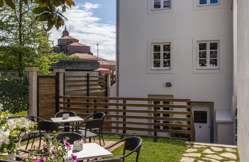 Santiago de Compostela Apartment | Studio 150 m. Cathedral - garden, terrace, wifi - Ground floor