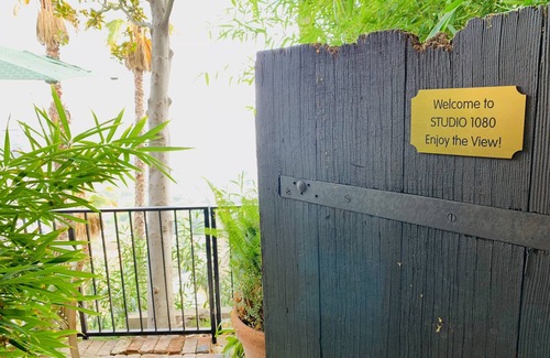 Hollywood Hills West Apartment | STUDIO 1080 HOLLYWOOD - Unobstructed Jetliner Views of Downtown Los Angeles