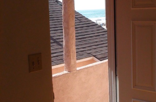 Central Mission Beach Apartment | Studio #2 Fully Equipped with Boardwalk Patio Access - Oceanfront!
