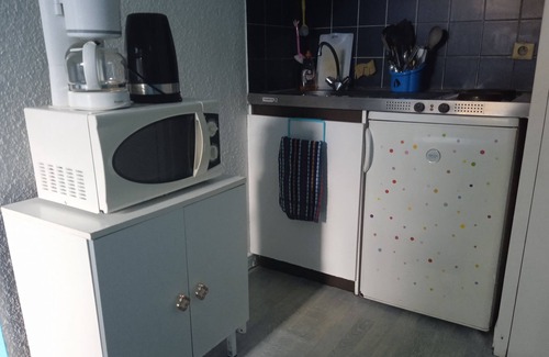 Cimetiere de l'Est Apartment | Studio 20 m2 with small private terrace.