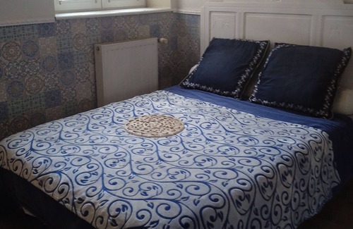 Cimetiere de l'Est Apartment | Studio 20 m2 with small private terrace.