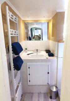 Pallud Apartment | Studio 24m2 cosy classé, lit Queen Size, Netflix, wifi, 400m centre, parking, boîte à clés, Gîtes La Tarine