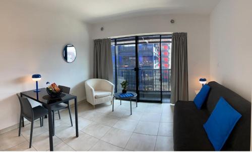 Neudorf Ouest Apartment | Studio 25 m2 Tour Black Swans Centre ville Tram C et E direct Parlement Européen à 15 minutes Arrivée 24 sur 24