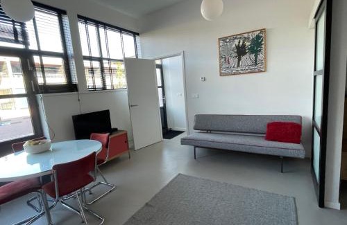 IJplein en Vogelbuurt House | Studio 28A5 with free parking place