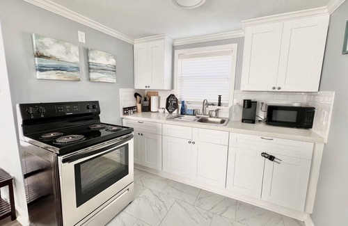 Surfside Beach House | Studio 2min walk to beach/dining, sleeps 4, pet friendly
