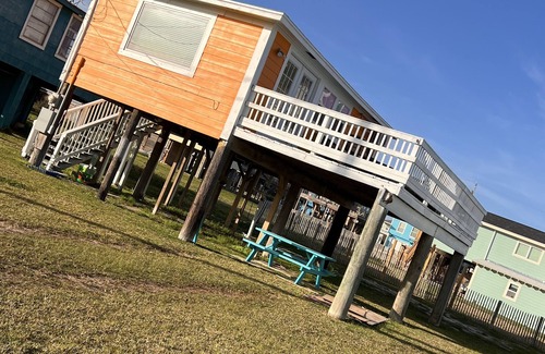 Surfside Beach House | Studio 2min walk to beach/dining, sleeps 4, pet friendly