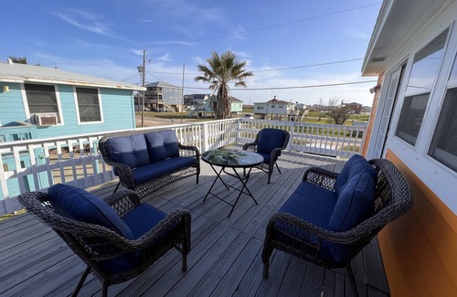 Surfside Beach House | Studio 2min walk to beach/dining, sleeps 4, pet friendly