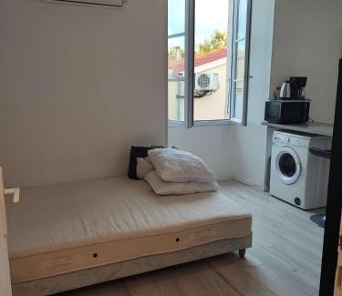 Champagne-les-Marais Apartment | Studio 3