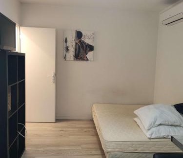 Champagne-les-Marais Apartment | Studio 3