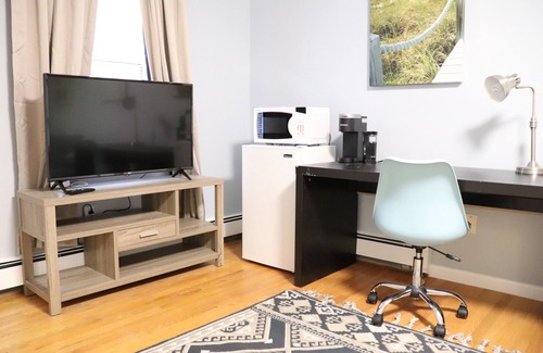 North Cambridge Apartment | Studio 3-minute walk to subway, bus: Harvard,MIT,Lesley,Tufts,downtown Boston
