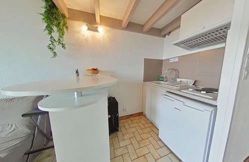 Saint-Pierre-la-Mer Apartment | Studio 50m from the beach