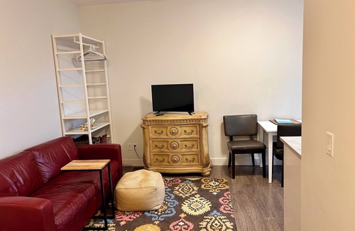 South Central Apartment | Studio 628 Beautiful South Pandosy and Hospital area