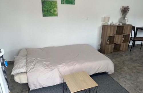 Neuville-Saint-Remy Apartment | Studio 8