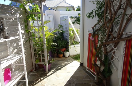 Saint-Pierre De La Reunion Apartment | studio Alamanda et son jardinet au soleil réunionnais