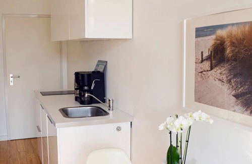 Alt-Travemunde/Ronnau Apartment | Studio Apartment 'Cliff Apartment' with Shared Terrace, Private Garden and Wi-Fi