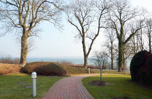 Alt-Travemunde/Ronnau Apartment | Studio Apartment 'Cliff Apartment' with Shared Terrace, Private Garden and Wi-Fi