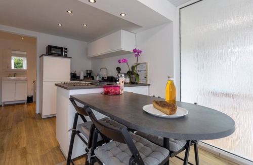 Clohars-Fouesnant Apartment | Studio Apartment 'À La Campagne Avec Piscine' with Shared Pool, Shared Garden and Wi-Fi