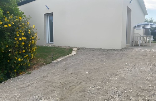 Hanvec Apartment | Studio Apartment '1' with Private Terrace, Shared Garden and Wi-Fi