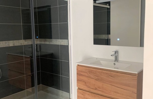 Hanvec Apartment | Studio Apartment '1' with Private Terrace, Shared Garden and Wi-Fi