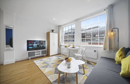 Lime Street Apartment | Studio Apartment Blue