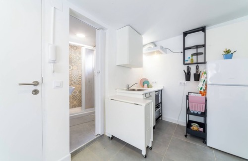 Almeria Centro Apartment | Studio Apartment 'Casa Maruchi - 2' near the Beach with Shared Terrace and Wi-Fi