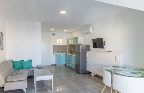 Benidorm Apartment | Studio Apartment "Casita Bonita" with Sea View, Shared Pool & A/C