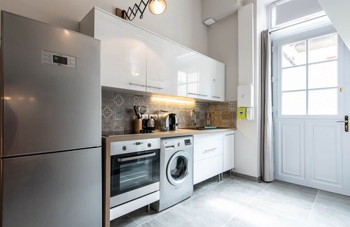 Villette Gare Apartment | Studio-Apartment-Ensuite with Shower-Street View-Studio avec Mezzanine