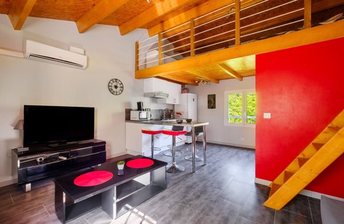 Bouyon Apartment | Studio Apartment 'Entre Mer Et Montagne' with Mountain View